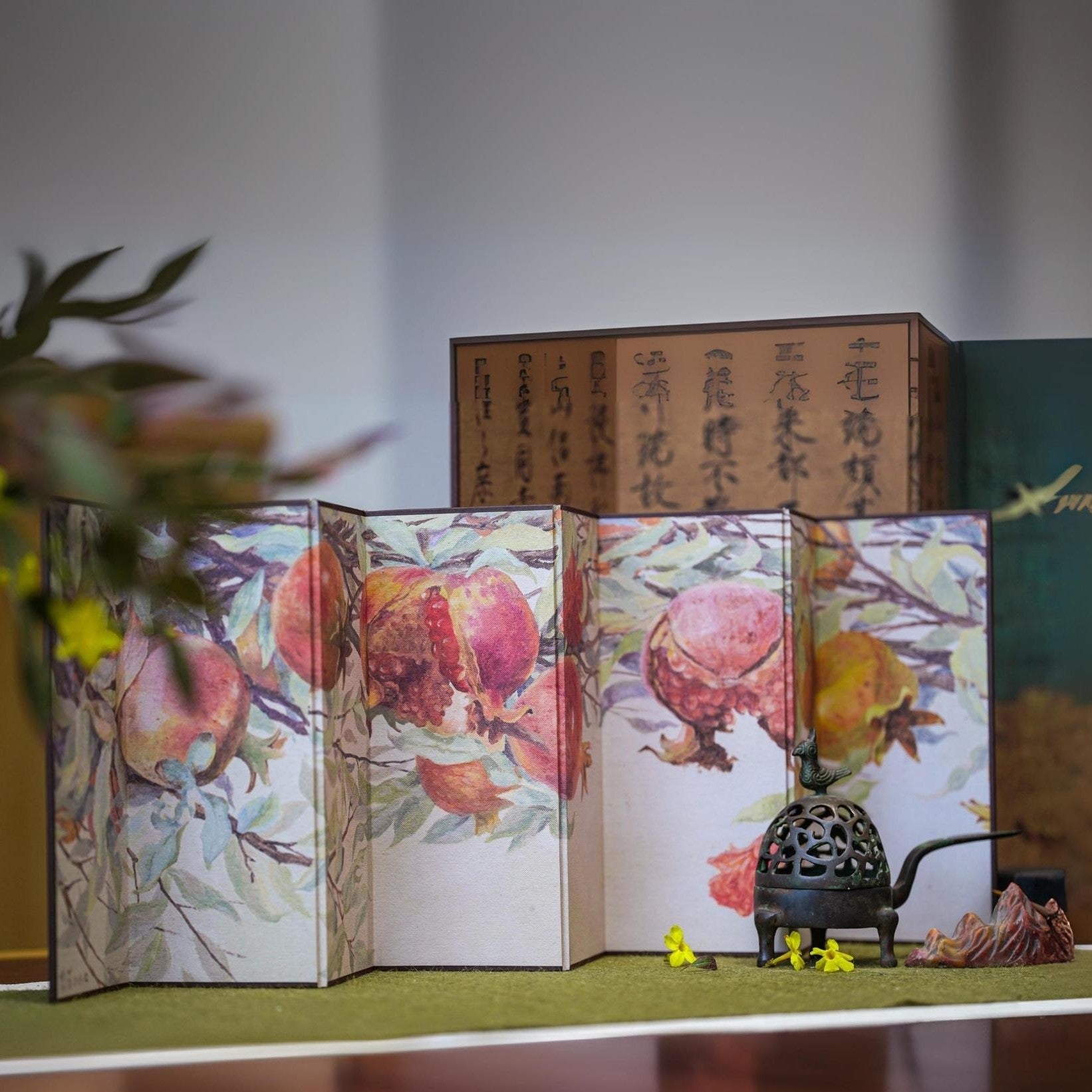 Pomegranate Folding Screen Miniature — Japanese-Inspired Desk Décor for Tea Room, Study & Display Cabinet - Rin Essense 