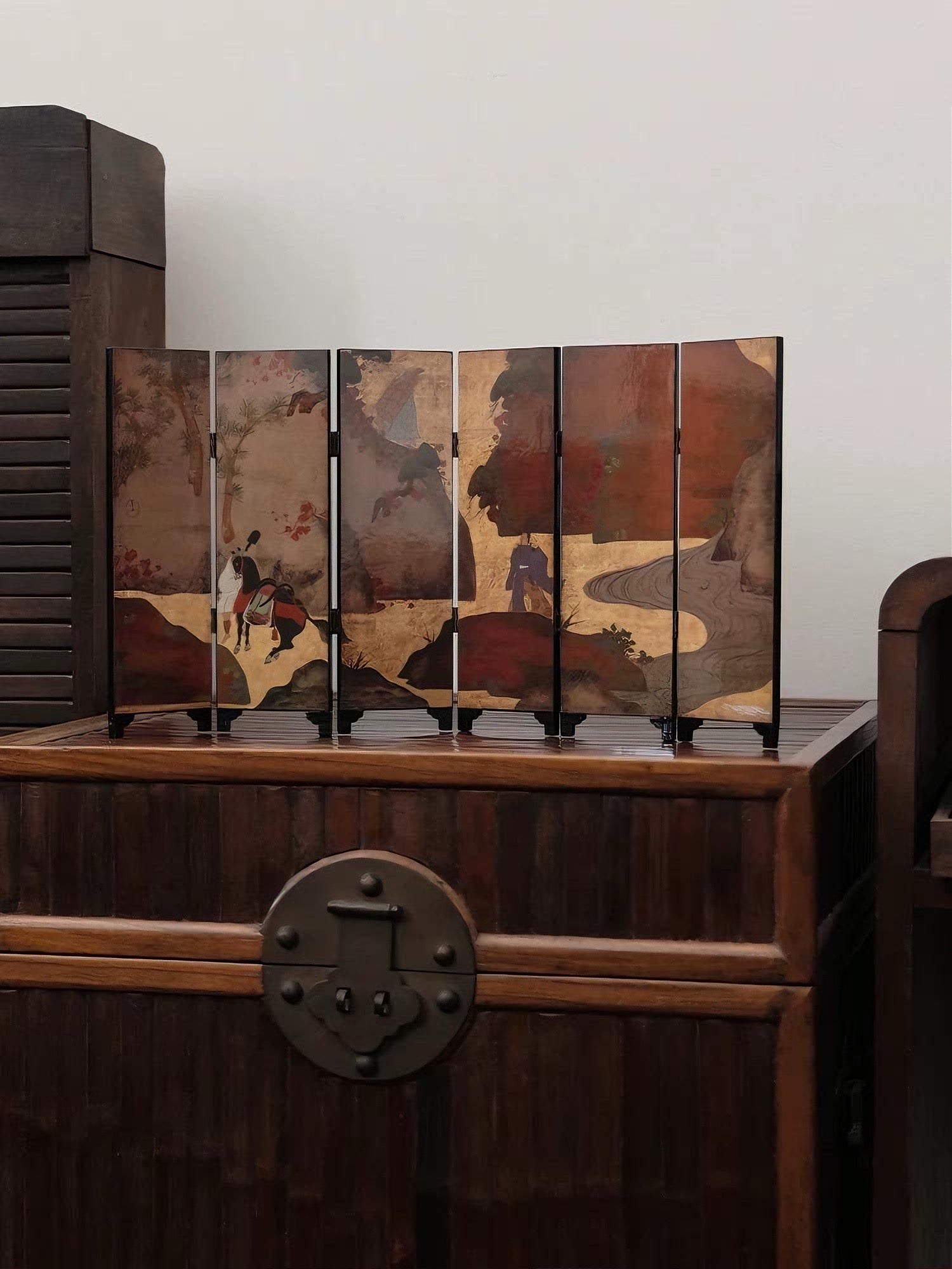 Rin Essense lacquer table screen six panel painted folding screen with travelers and landscape on wooden chest
